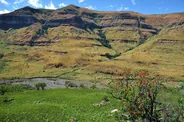 Cathedral Peak et la vallée de la Mlambonja, Drakensberg, Afrique du Sud