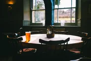 Déjeuner dans un pub de campagne, Cotswolds, Angleterre
