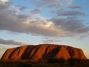 Lever de soleil au belvédère de Talinguru, Uluṟu et Kata Tjuṯa, Australie