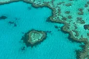 Vol panoramique au-dessus du Heart Reef, Whitsundays, Australie