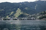Baignade dans le lac de Zell, Zell am See et le Grossglockner, Autriche