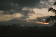 Lever de soleil sur l'Agung depuis la baie, Amed, Bali