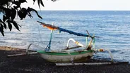 Plage de sable noir de Jemeluk, Amed, Bali