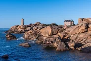 Phare de Mean Ruz et la plage Saint-Guirec, Côte de Granit rose, Bretagne