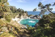Cascade de McWay dans l'océan, Big Sur, Californie