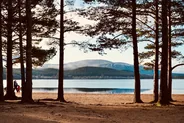 Loch Morlich et sa plage, Les Cairngorms, Écosse
