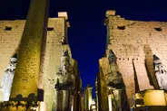 Temple de Louxor à la nuit tombée, Louxor, Égypte
