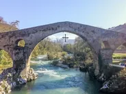 Cangas de Onís et son pont médiéval, Picos de Europa, Espagne du Nord