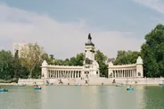 Parc du Retiro et son bassin, Madrid, Espagne classique
