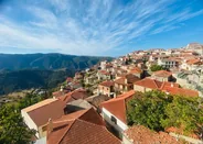 Village d'Arachova et vallée des oliviers, Delphes, Grèce