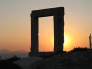 Portara et vieille ville de Chora, Naxos, Grèce