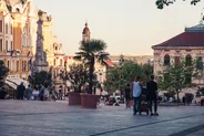Rue Király, place Széchenyi et le Mecsek, Pécs, Hongrie