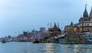 Les ghats au lever du jour, en barque, Varanasi, Inde du Nord