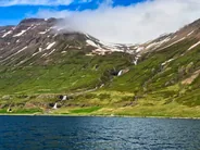 Route de montagne et cascades de Fardagafoss, Fjords de l'Est, Islande