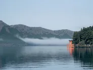 Torii du lac Ashi et rives, Hakone, Japon classique