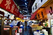 Marché extérieur de Tsukiji au petit matin, Tokyo, Japon classique