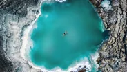 Baignade et boue noire à O Beach, Mer Morte, Jordanie