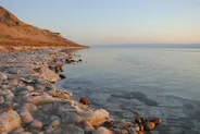 Coucher de soleil sur le rivage salé, Mer Morte, Jordanie