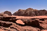 Le pont rocheux d'Umm Fruth et la grande dune rouge, Wadi Rum, Jordanie