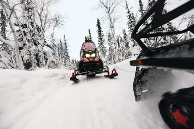 Saariselkä : Promenade en motoneige avec boissons chaudes