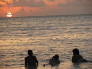 Surf sur les vagues de la pointe, Thulusdhoo, Maldives