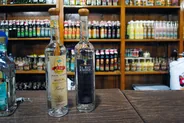Dégustation de mezcal dans un palenque, Oaxaca, Mexique