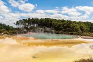 Kuirau Park et le village d'Ohinemutu, Rotorua, Nouvelle-Zélande