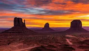 Coucher de soleil sur les Mittens, Monument Valley, Ouest américain