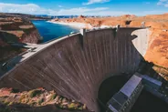Barrage de Glen Canyon et son pont, Page, Ouest américain