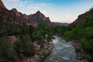 Emerald Pools et Watchman au coucher du soleil, Zion, Ouest américain