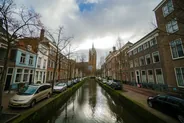 Les canaux et l'Oude Kerk penchée, Delft, Pays-Bas