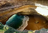 Grotte de Benagil, depuis un bateau ou un kayak guidé, Lagos et la côte des falaises, Portugal du Sud