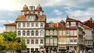 Place de l'Oliveira en fin de journée, Guimarães, Portugal classique