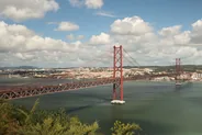 LX Factory et le pont du 25-Avril, Lisbonne, Portugal classique