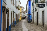 Rue Direita et les maisons blanches, Óbidos, Portugal classique