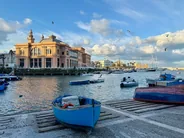 Le port et le poisson cru du môle San Nicola, Bari, Pouilles
