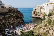 Baignade à la crique de Lama Monachile, Polignano a Mare et Monopoli, Pouilles