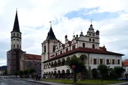 Place de Maître Paul, hôtel de ville et cage de la honte, Levoča et le château de Spiš, Slovaquie