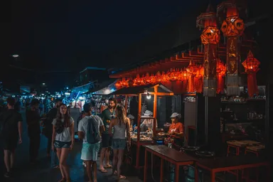 Marché de nuit au bord du fleuve