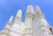 Wat Mahathat Worawihan et ses prangs blancs, Phetchaburi, Thaïlande, îles du golfe