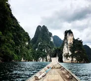 Barque sur le canal de Khao Daeng, Khao Sam Roi Yot, Thaïlande, îles du golfe