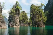 Longtail sur le lac Cheow Lan au lever du jour, Khao Sok, Thaïlande classique