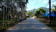 Village de Khao Sok à pied, Khao Sok, Thaïlande classique