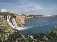 Chutes de Düden sur la falaise, Antalya, Turquie