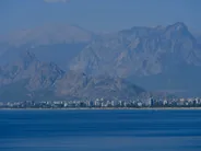Plage de Konyaaltı et les monts Taurus, Antalya, Turquie