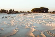 Coucher de soleil sur les terrasses depuis le village, Pamukkale, Turquie