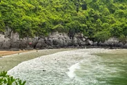 Plage de Cat Co et falaises du fort de la Canonnière, Baie de Lan Ha, Vietnam